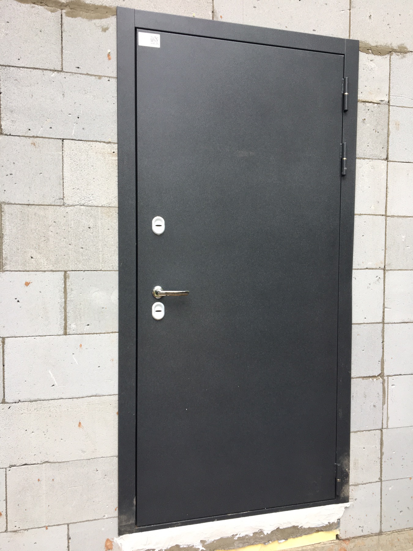 Монтаж железной двери