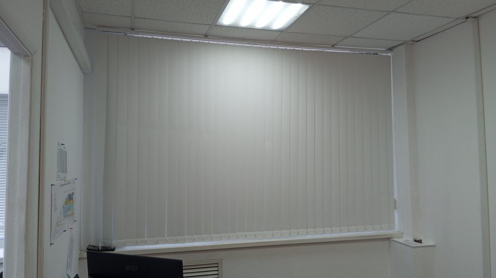 Монтаж вертикальных жалюзи в офис (блэкаут)